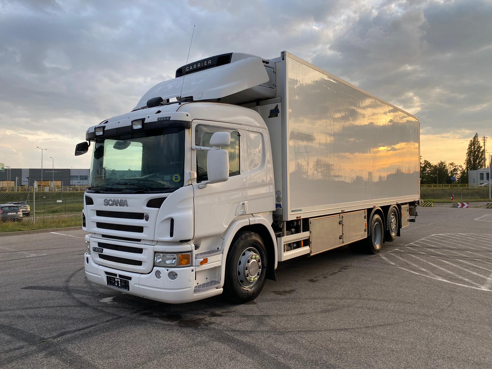 Scania P400 6X2*4 EURO 5 + RETRADER + CARRIER MULTITEMP + LIFT 2000 KG.